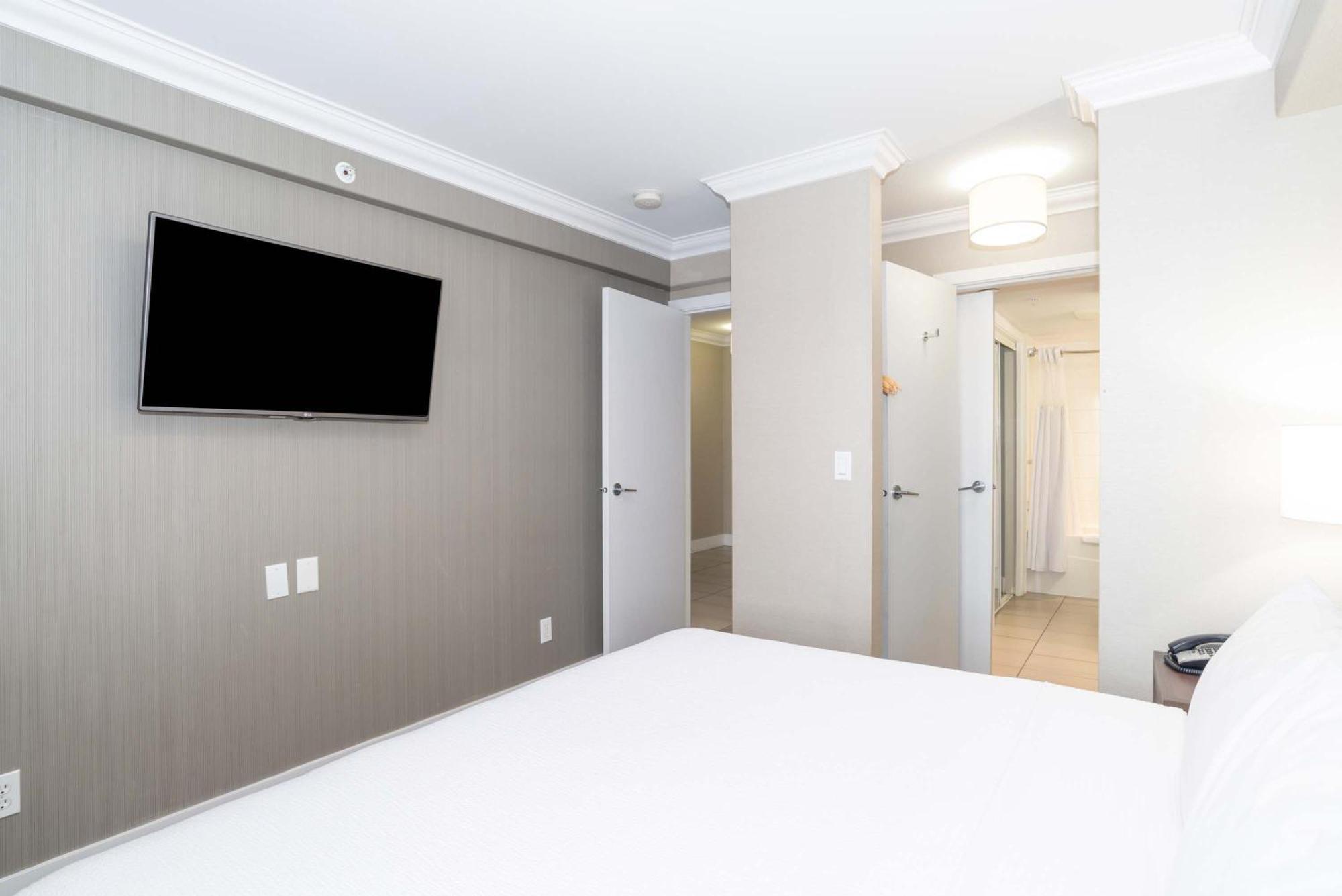 Sandman Hotel And Suites Abbotsford Exterior photo