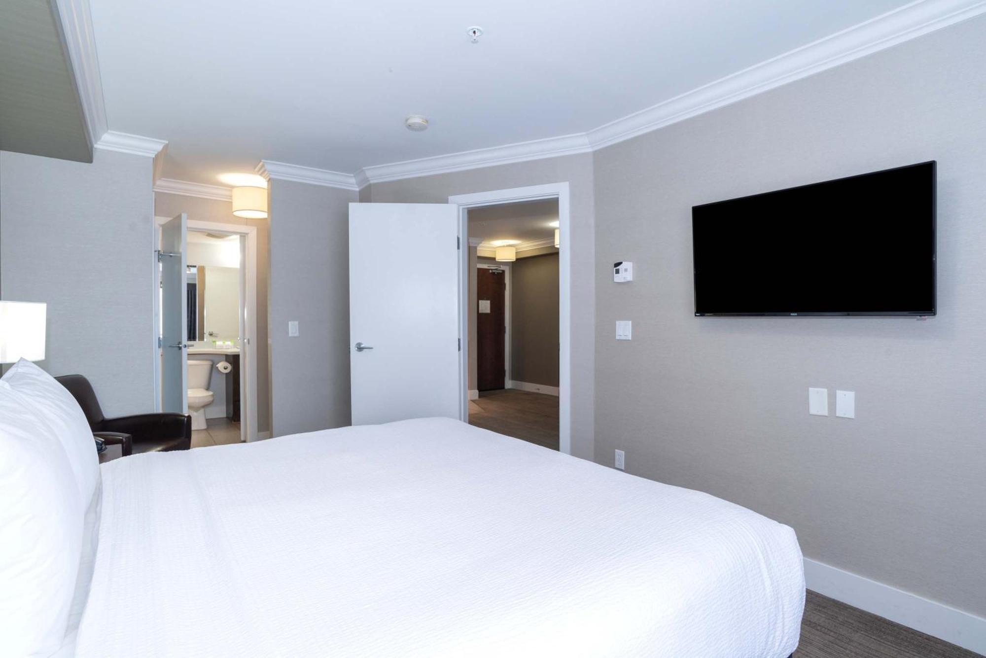 Sandman Hotel And Suites Abbotsford Exterior photo