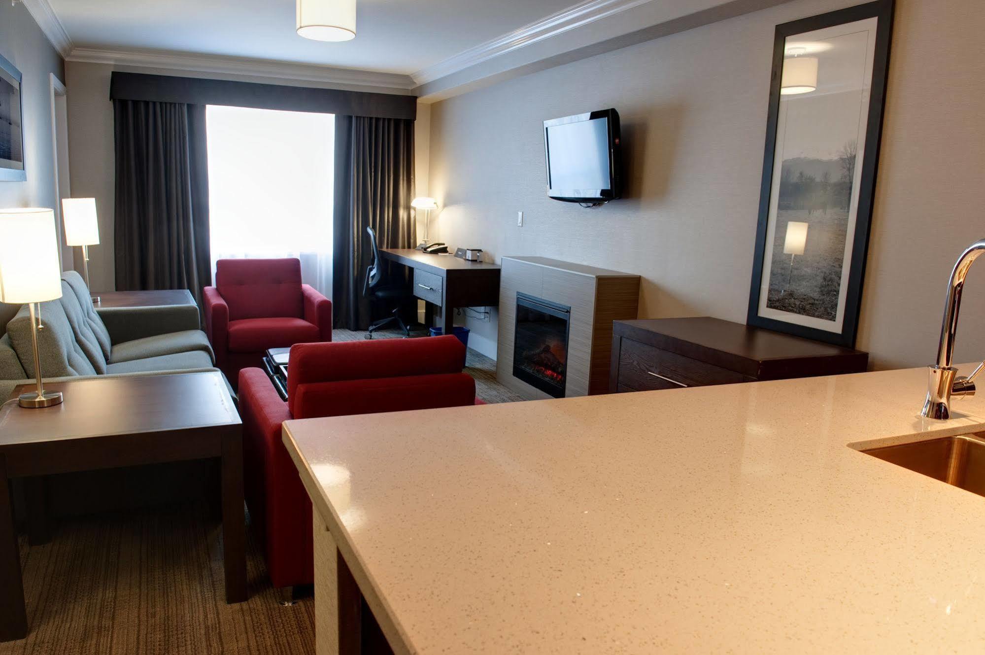 Sandman Hotel And Suites Abbotsford Exterior photo